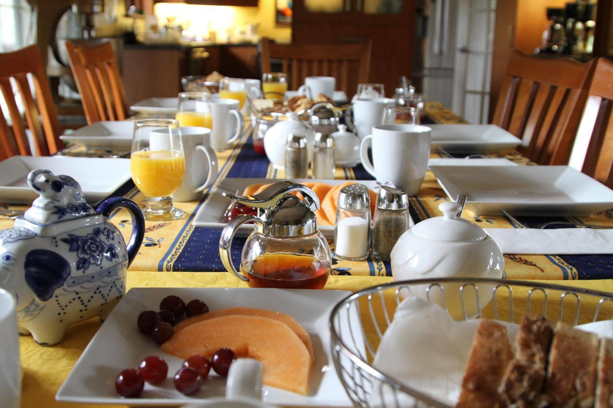 Au De La Chute Bed & Breakfast 3*